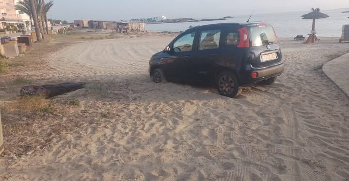 Imagen del coche encallado. Foto: Ràdio Illa