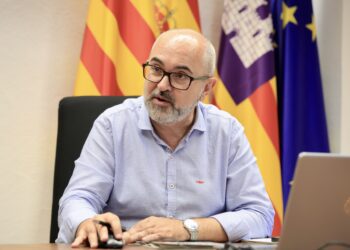 Vicent Roig, alcalde de Sant Josep, durante la entrevista en su despacho. Fotos Paco Natera.