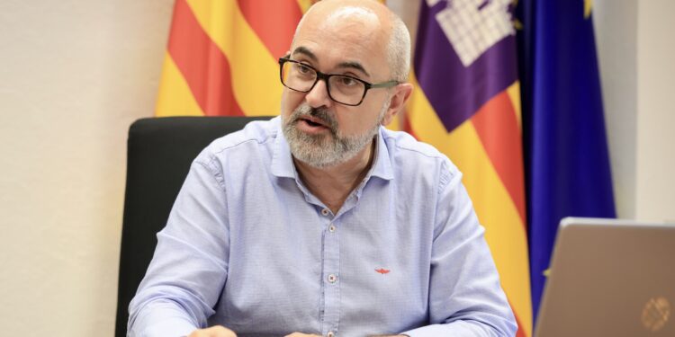 Vicent Roig, alcalde de Sant Josep, durante la entrevista en su despacho. Fotos Paco Natera.