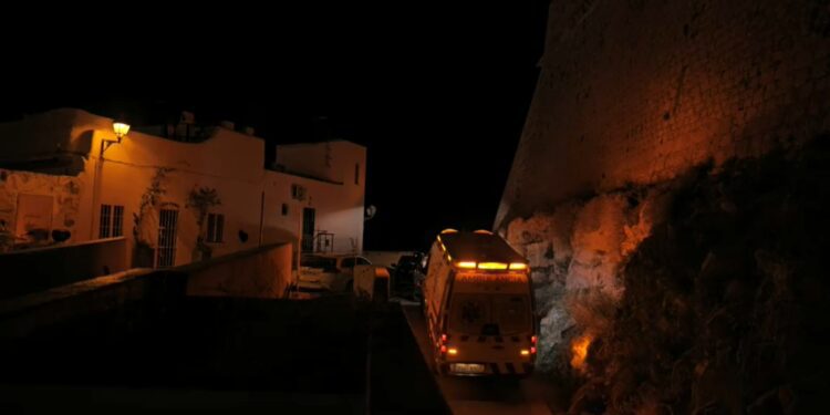 Ambulancia en el barrio de sa Penya. Imagen: IB3