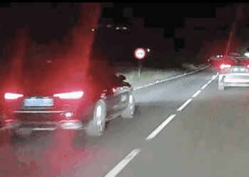 El vehículo captado adelantando a cinco coches a gran velocidad, para a continuación seguir adelantando en línea continua y en curva. Imagen Élite Corsaris