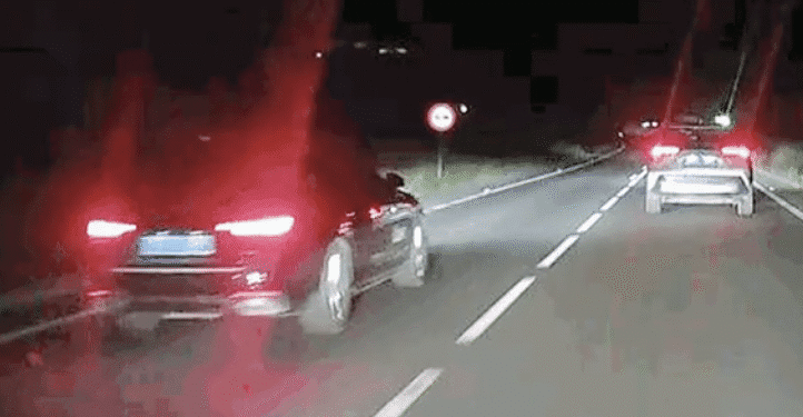 El vehículo captado adelantando a cinco coches a gran velocidad, para a continuación seguir adelantando en línea continua y en curva. Imagen Élite Corsaris