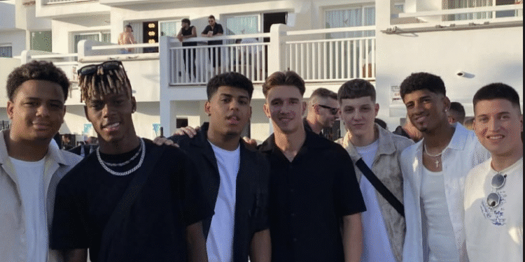 Nico Williams, segundo por la izquierda de la imagen, en una fotografía de sus redes sociales.