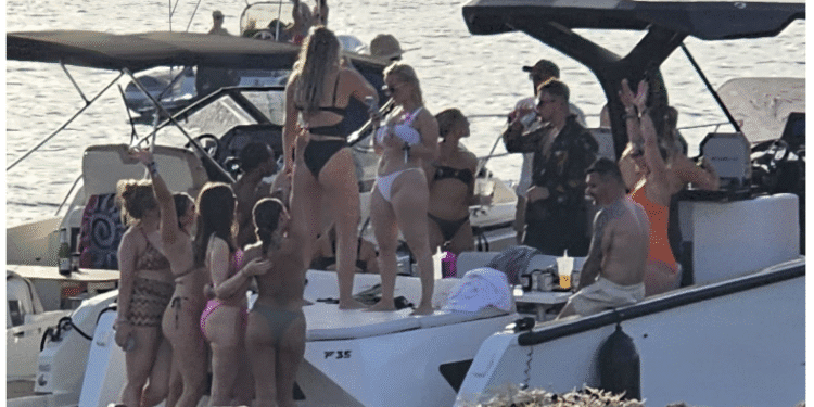 Las dos embarcaciones abarloadas y fondeadas pegadas a la zona de rocas de Cala Gració de Sant Antoni ayer por la tarde. Fotos J. C. cedidas a Noudiari