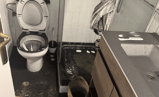 Hollín y cenizas por todas partes en esta imagen de uno de los apartamentos afectados por el incendio en Platja d'en Bossa. Foto Gofundme.