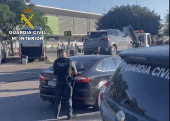 Operativos contra taxistas pirata en el aeropuerto de Ibiza.