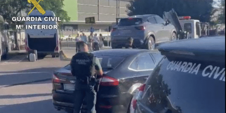 Operativos contra taxistas pirata en el aeropuerto de Ibiza.