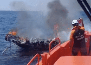 Actuación de Salvamento Marítimo para tratar de extinguir las llamas. Imagen Salvamento marítimo