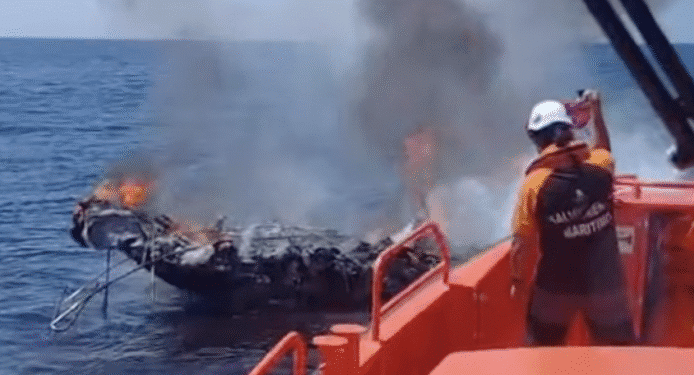 Actuación de Salvamento Marítimo para tratar de extinguir las llamas. Imagen Salvamento marítimo