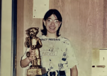 Begoña Cortés se proclamó con 17 años Campeona Mundial de Bola 8 absoluto, imponiéndose a rivales en su mayoría hombres y mucho mayores que ella. Archivo familiar cedido a Samaj Moreno para el documental.
