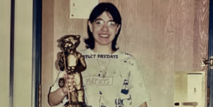 Begoña Cortés se proclamó con 17 años Campeona Mundial de Bola 8 absoluto, imponiéndose a rivales en su mayoría hombres y mucho mayores que ella. Archivo familiar cedido a Samaj Moreno para el documental.