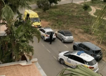 El 24 de mayo de 2022, la Policía Local
y una ambulancia acudieron a la vivienda denunciada en Can Burgos, Sant Jordi, porque un turista hospedado en la villa salió
amenazando a viandantes y los agentes tuvieron que reducirlo. Cedida a Noudiari.es