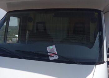 Cartel en el parabrisas de la autocaravana de la afectada. Cedida a Noudiari.es