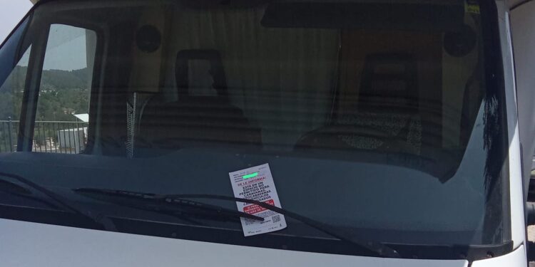 Cartel en el parabrisas de la autocaravana de la afectada. Cedida a Noudiari.es
