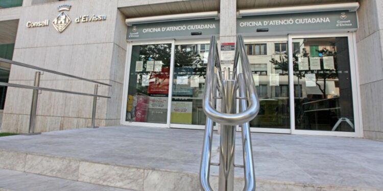 Entrada a las oficinas del Consell d'Eivissa.