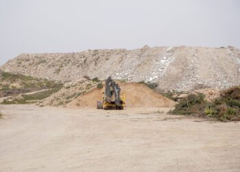 acumulación descontrolada de escombros en más de 240.000 m³.