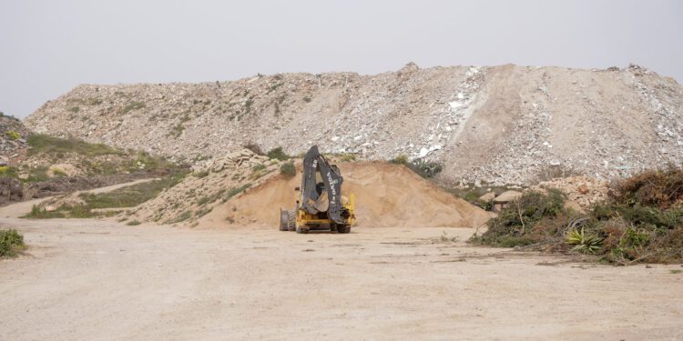 acumulación descontrolada de escombros en más de 240.000 m³.