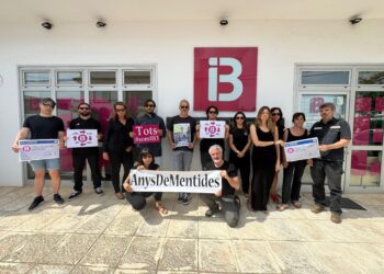 Concentración de trabajadoras y trabajadores de IB3 el pasado 10 de junio, en la sede de Sant Rafel, en Ibiza.