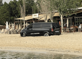 Furgoneta encallada en una playa de Ibiza. Fotos H. J.