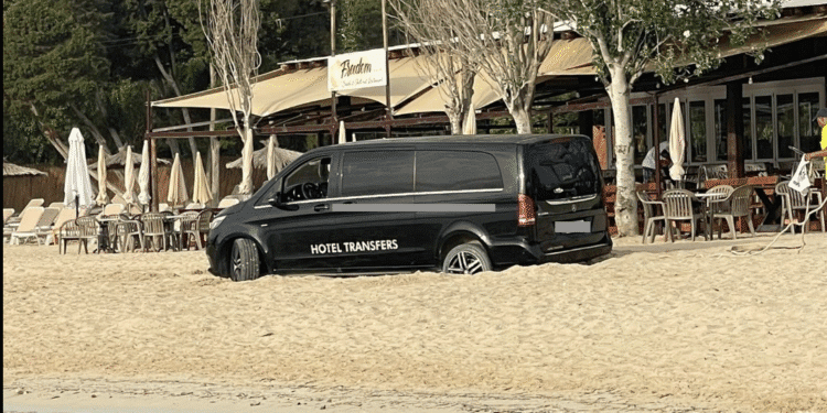 Furgoneta encallada en una playa de Ibiza. Fotos H. J.