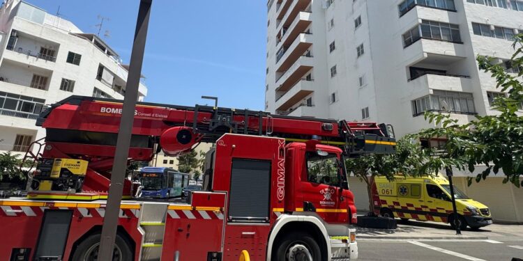 Bomberos, Policía Local y personal sanitario del 061, hoy en Ibiza. Foto: Noudiari