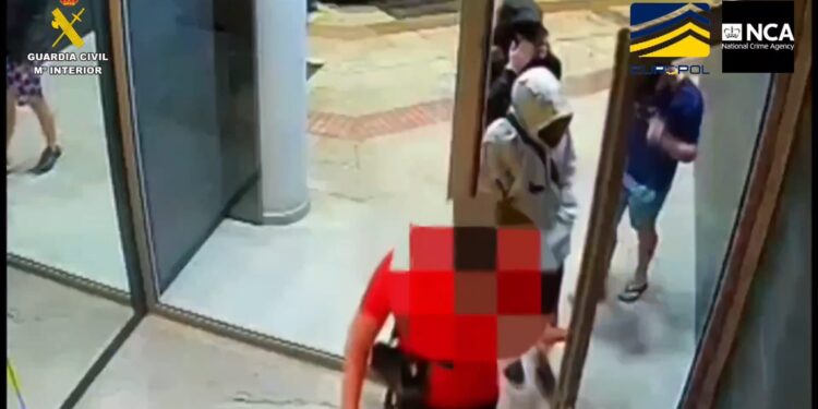 Cinco detenidos por el asalto de un furgón
policial en Ibiza en el que se liberó a un
preso.