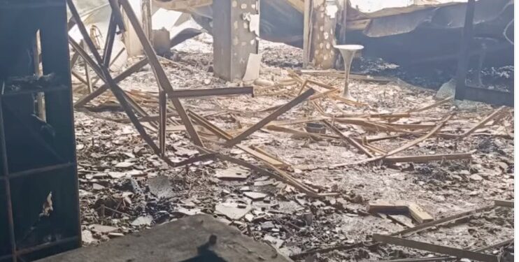 Imagen del interior del negocio, que fue pasto de las llamas