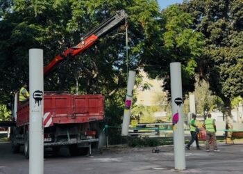 Trabajos de eliminación de las columnas ornamentales del Parque de la Paz esta mañana. Foto Noudiari.es
