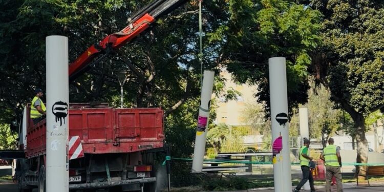 Trabajos de eliminación de las columnas ornamentales del Parque de la Paz esta mañana. Foto Noudiari.es