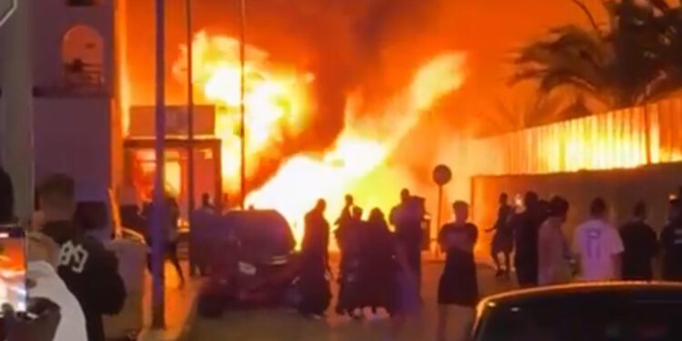 Locales ardiendo en Platja d'en Bossa en esta imagen. Imagen Noudiari.es