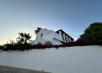 Uno de los laterales de la vivienda denunciada por vecinos de Sant Jordi (Can Burgos) desde el año 2020.  Foto Noudiari.es