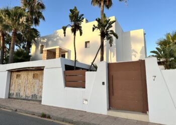 Fachada de la casa de Can Burgos que cuenta con un largo historial de denuncias. Foto Noudiari.es