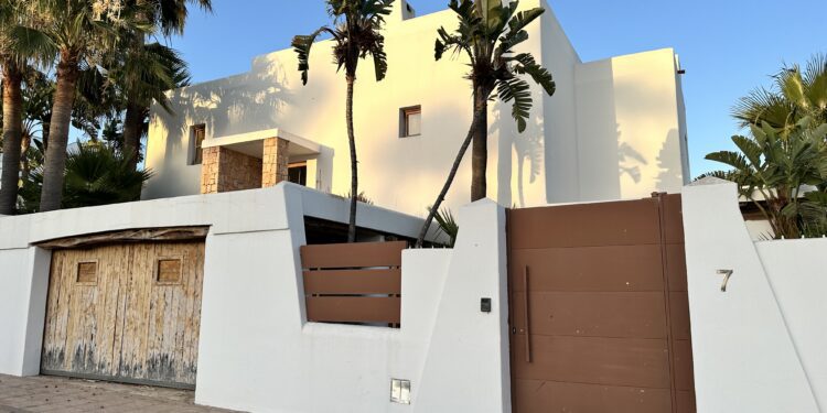 Fachada de la casa de Can Burgos que cuenta con un largo historial de denuncias. Foto Noudiari.es