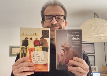 Joan Mayans con sus dos novelas.