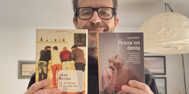 Joan Mayans con sus dos novelas.