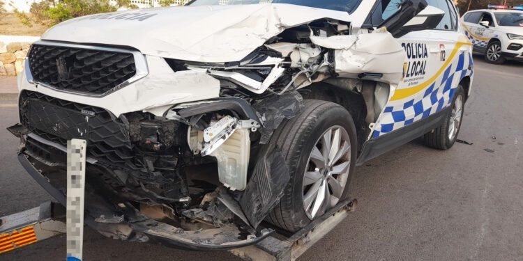 Imagen en la que quedó el vehículo policial tras el choque