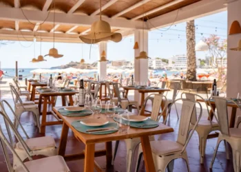 Terraza del restaurante Illa des Canar, pegada al mar y con unas vistas que ofrecen paz y tranquilidad