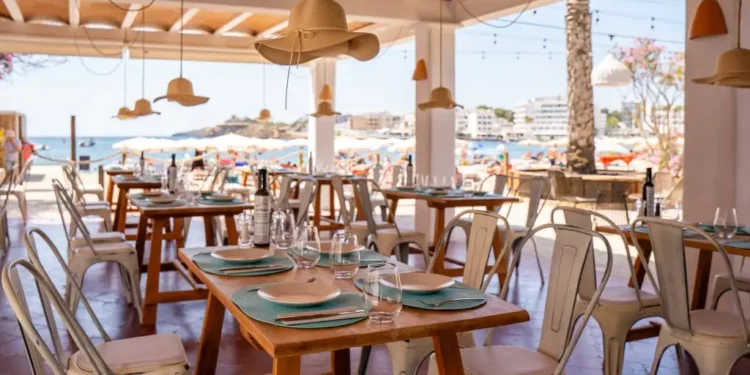 Terraza del restaurante Illa des Canar, pegada al mar y con unas vistas que ofrecen paz y tranquilidad