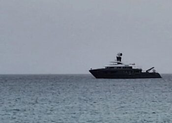 El 'Moka', un party boat, visto desde la costa de Formentera, en una imagen de M. C. R.