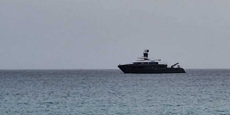 El 'Moka', un party boat, visto desde la costa de Formentera, en una imagen de M. C. R.