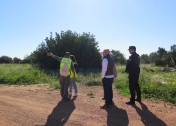 El alcalde de Sant Josep y técnicos municipales durante una visita a los terrenos hace meses, coincidiendo con las labores de limpieza.