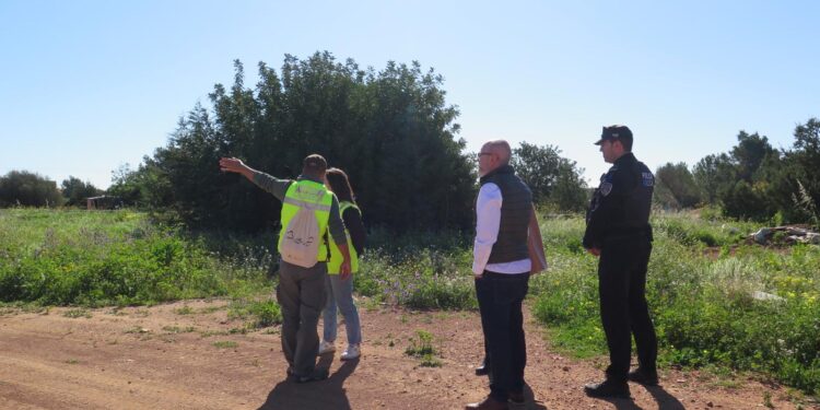 El alcalde de Sant Josep y técnicos municipales durante una visita a los terrenos hace meses, coincidiendo con las labores de limpieza.