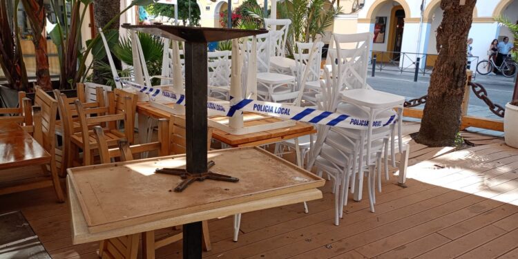 Imagen de uno de los negocios a los que se le ha precintado la terraza