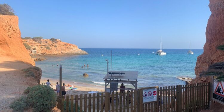 Sa Caleta con gente que ha saltado la valla que prohíbe el acceso. Fotos Noudiari.es