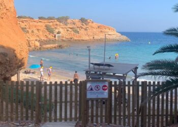 Bañistas en Sa Caleta (Es Bol Nou) disfrutando de un día de playa e ignorando al valla y el cartel que prohíbe expresamente el acceso. Fotos Noudiari.es