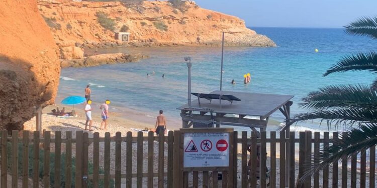 Bañistas en Sa Caleta (Es Bol Nou) disfrutando de un día de playa e ignorando al valla y el cartel que prohíbe expresamente el acceso. Fotos Noudiari.es