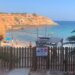 Bañistas en Sa Caleta (Es Bol Nou) disfrutando de un día de playa e ignorando al valla y el cartel que prohíbe expresamente el acceso. Fotos Noudiari.es