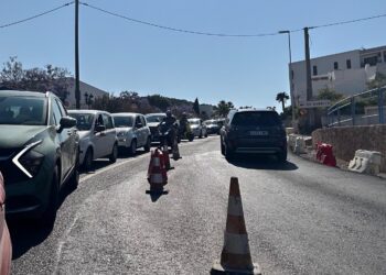 Aspecto de la cola que se ha generado esta tarde en la carretera de Sant Josep. Foto: Noudiari
