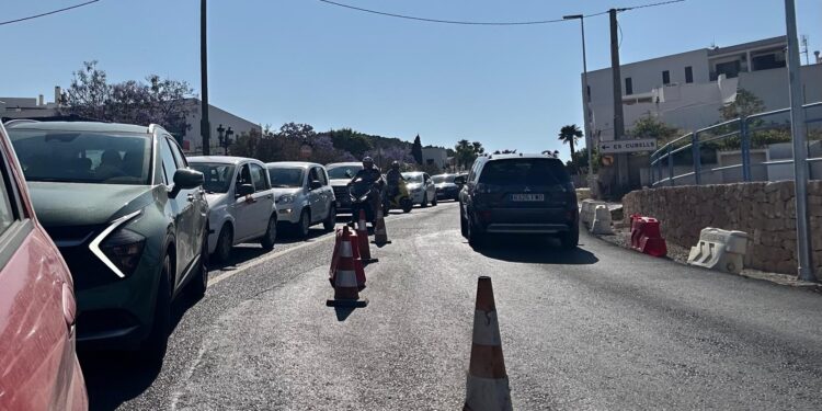 Aspecto de la cola que se ha generado esta tarde en la carretera de Sant Josep. Foto: Noudiari