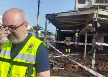 Vicent Roig, alcalde de Sant Josep, junto a los restaurantes calcinados esta madrugada. Fotos Noudiari.